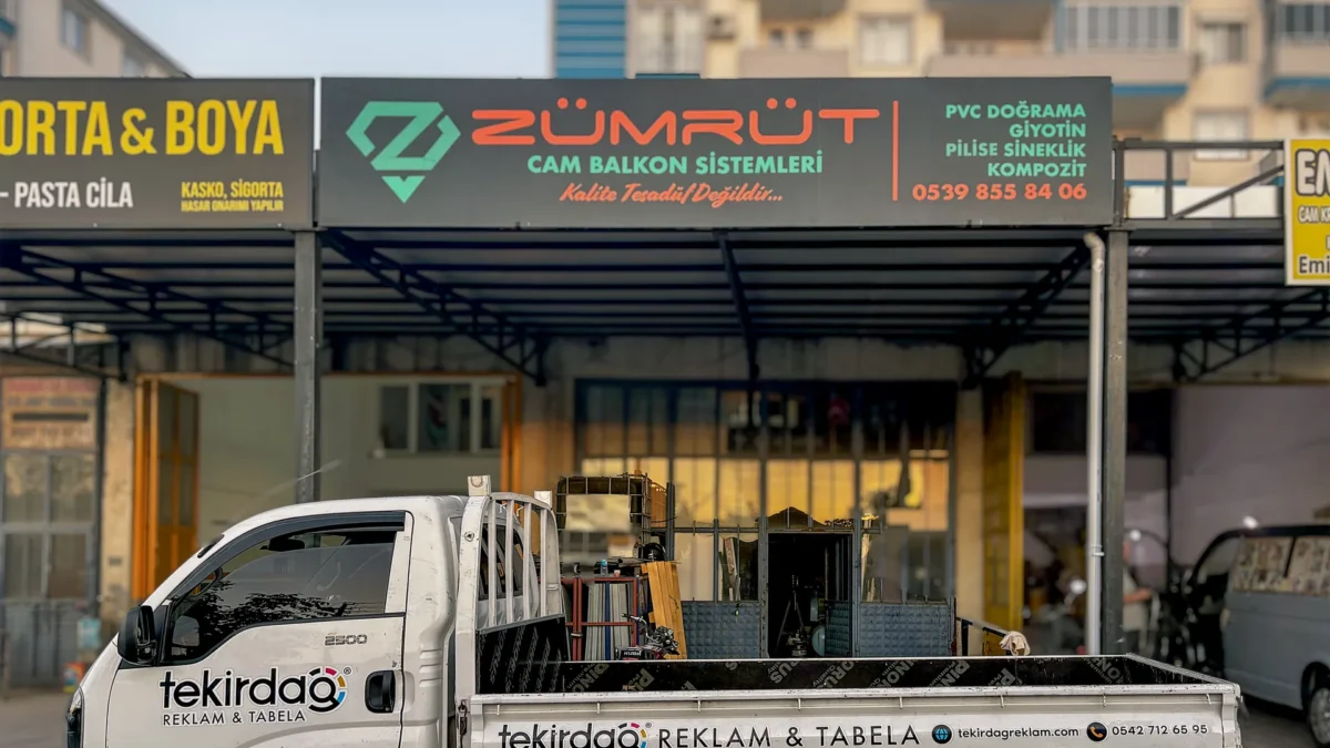Zümrüt Cam Balkon Sistemleri için kompozit zemin üzerine reflektif folyo tabela uygulaması, Tekirdağ