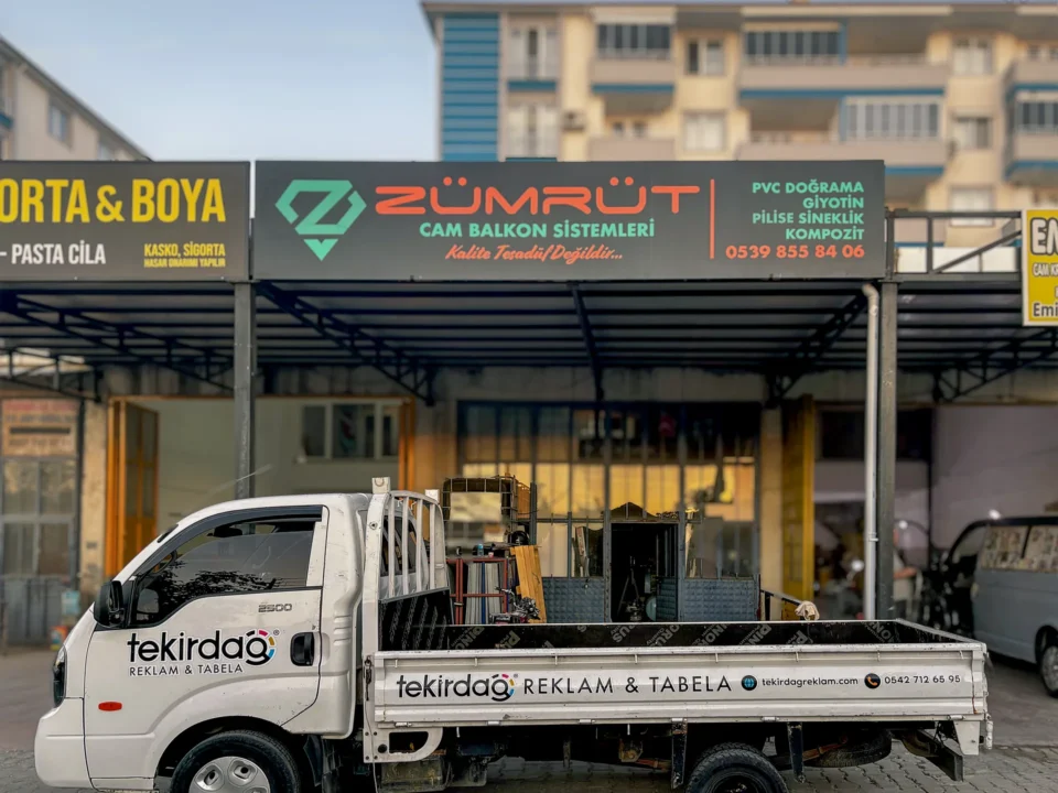 Zümrüt Cam Balkon Sistemleri için kompozit zemin üzerine reflektif folyo tabela uygulaması, Tekirdağ